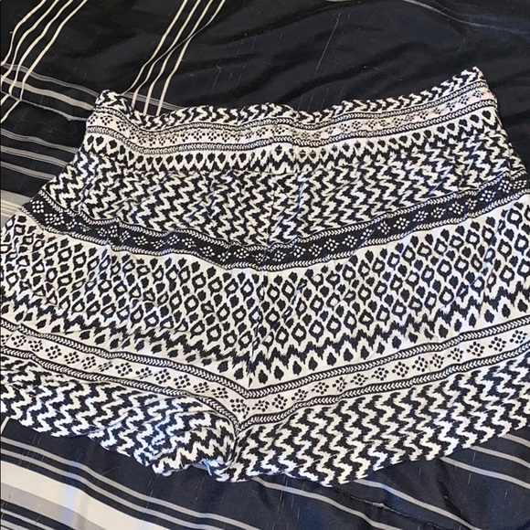 Kirra Soft Flowy Shorts - Picture 2 of 4